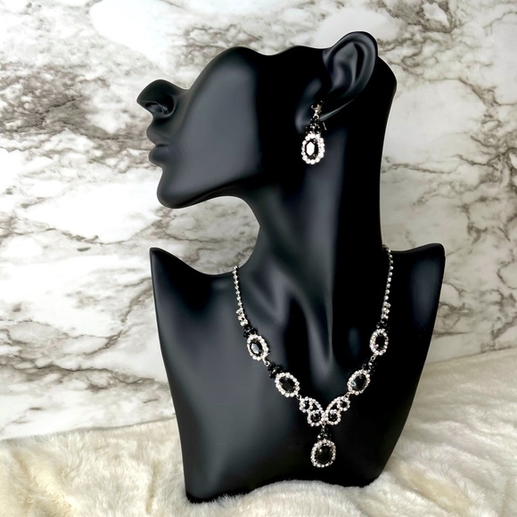 Jewelry - 🚫🚫🌹HOST PICK🌹🌸Black & Clear Rhinestone Necklace🌸